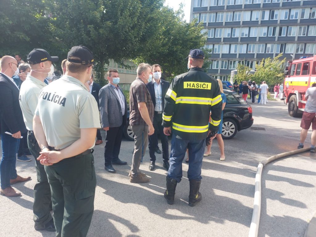 Premiér Eduard Heger a generálny riaditeľ UNLP MUDr. Ján Slávik pri požiari urgentného príjmu UNLP Košice