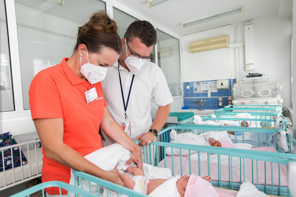 Pôrodníci, Neonatológia, Starostlivosť, pri bábätku MUDr. Kostelníková a MUDr. Varga