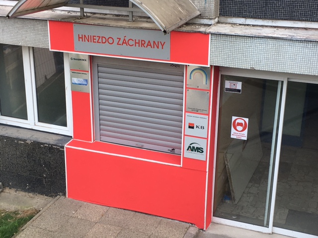 Hniezdo záchrany, verejný inkubátor