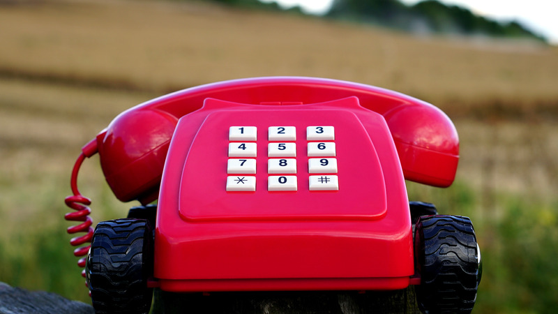 V UNLP ponúkame týmto ľuďom duševnú podporu, upokojenie emócií prostredníctvom našich liniek duševného zdravia. Odborníci im prostredníctvom telefonických liniek