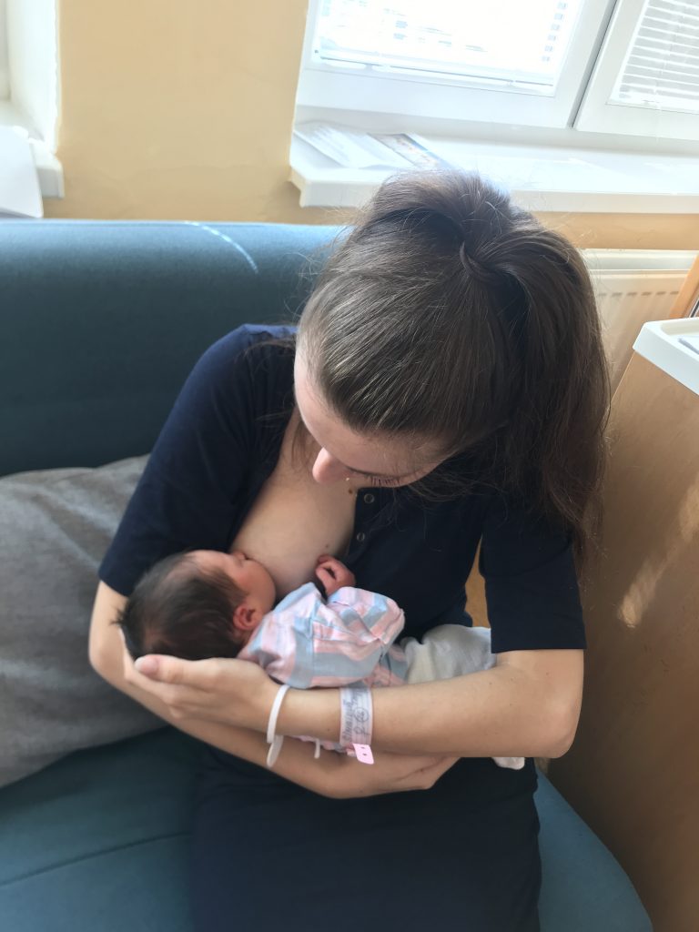 5. Dojčenie je intímna chvíľa mamičky a bábätka.